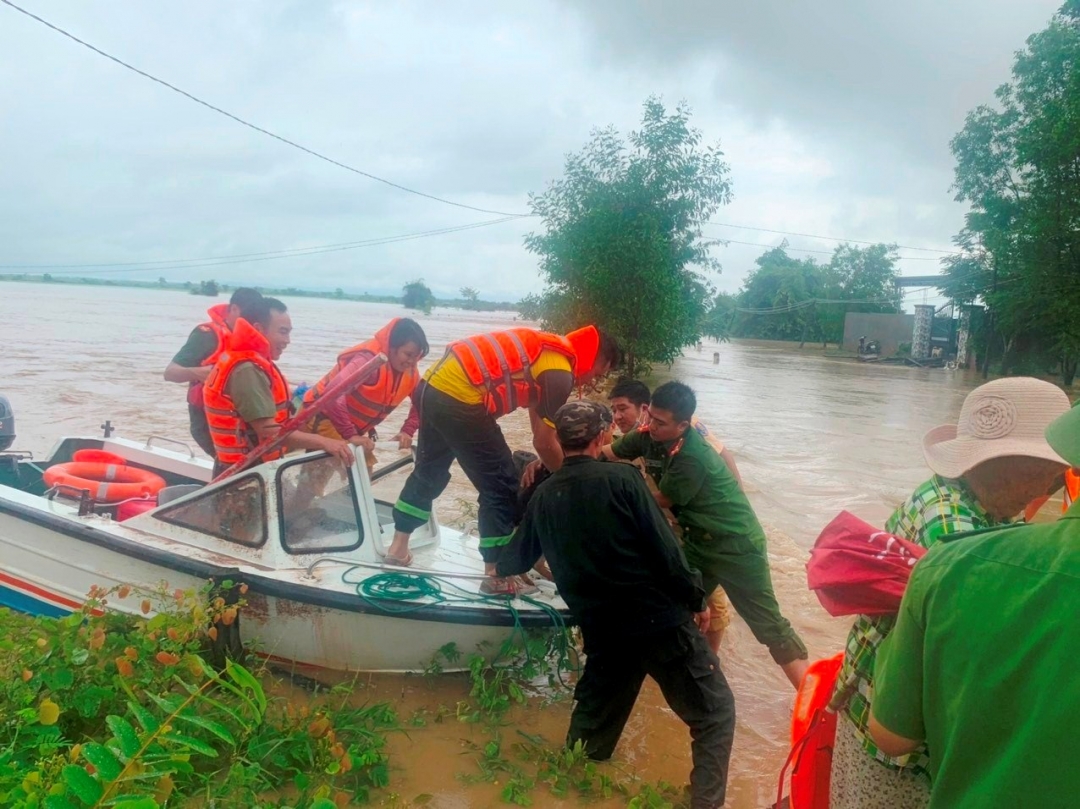 Công an huyện triển khai canô, các phương tiện cứu hộ cứu nạn để hỗ trợ người dân tại xã Ea Rốk