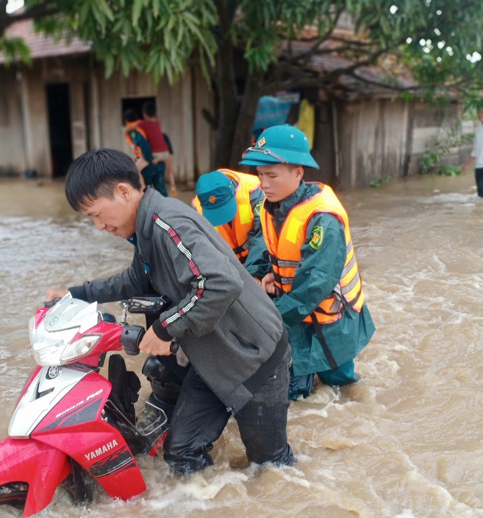 Lực lượng dân quân xã Cư Kbang di chuyển người và phương tiện đến nơi an toàn. Ảnh: X.Khu