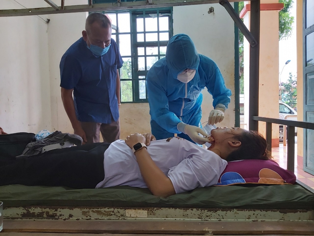 Khi nghe thông tin có người trở về từ Đà Nẵng bị tai nạn giao thông vào khu cách ly tập trung, Giám đốc Sở Y tế Nay Phi La trực tiếp có mặt chỉ đạo các bác sĩ thăm khám cho bệnh nhân kịp thời. 