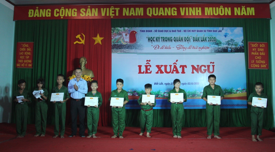 Ban tổ chức khen thưởng 9