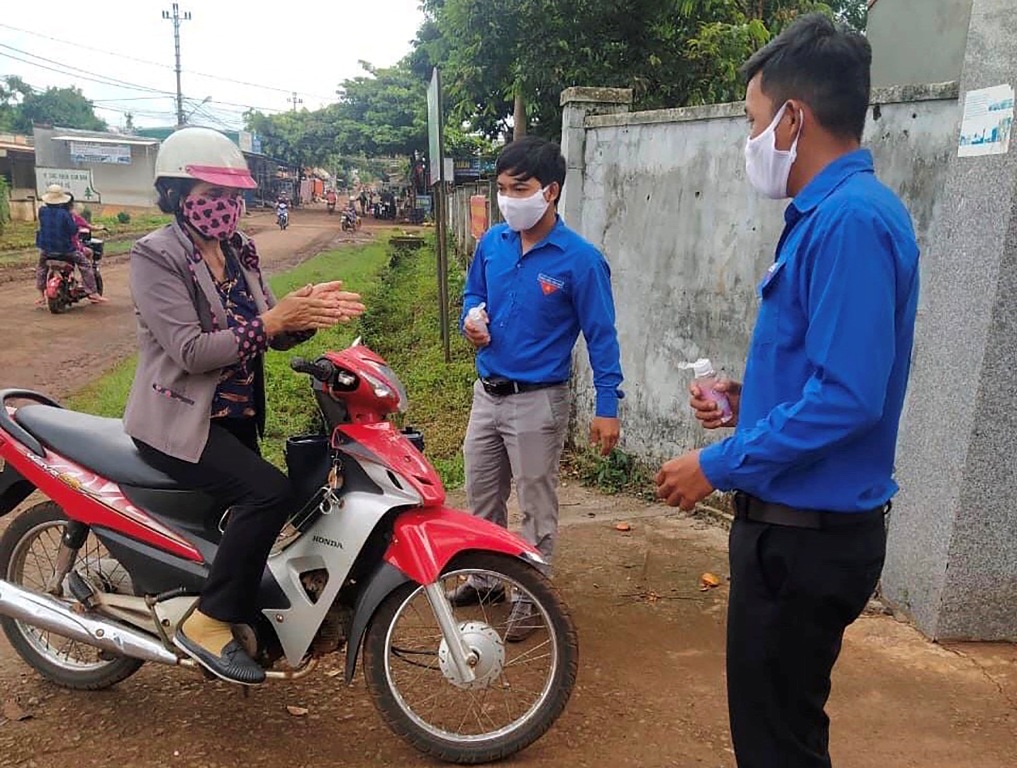 Đoàn viên thanh niên huyện Cư Mgar thực hiện các biện pháp phòng dịch bệnh cho người dân.