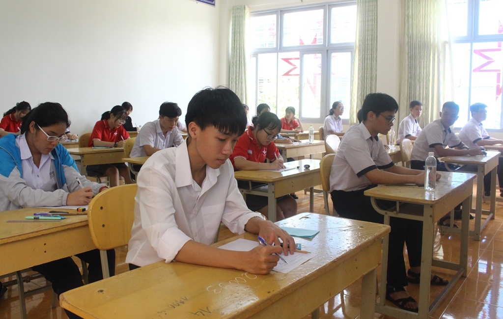Thí sinh tham dự Kỳ thi tuyển sinh vào lớp 10 năm 2020 tại Trường THPT Chuyên Nguyễn  Du.