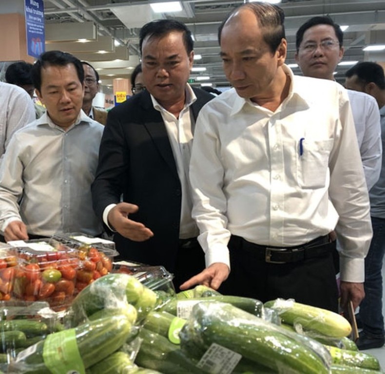 Đồng chí  Phạm Ngọc Nghị,  Phó Bí thư Tỉnh ủy,  Chủ tịch UBND tỉnh  và đồng chí Êban Y Phu,  nguyên Bí thư Tỉnh ủy  dự lễ khai trương  Siêu thị Co.opmart  Buôn Hồ.  Ảnh: V.Phong