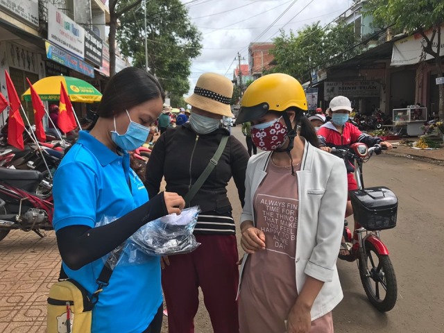 Lực lượng đoàn viên thanh niên phát khẩu trang miễn phí cho người dân trên địa bàn