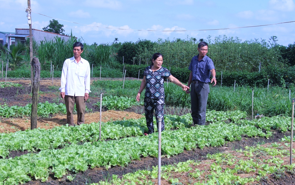 Cán bộ làm công tác xóa đói giảm nghèo xã Ea Kmút tham quan mô hình phát triển kinh tế  vươn lên thoát nghèo của người dân trên địa bàn. 