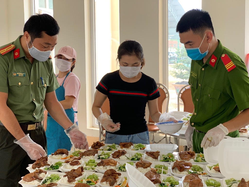Đoàn viên, thanh niên Công an tỉnh chuẩn bị cơm miễn phí cho người trong khu cách ly