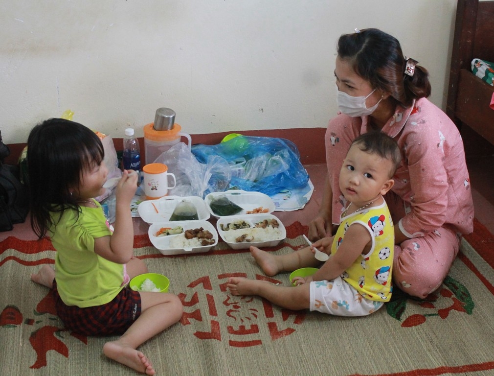 Bữa cơm  của ba mẹ con chị Huỳnh  Thị Huệ  tại khu  cách ly  tập trung.   