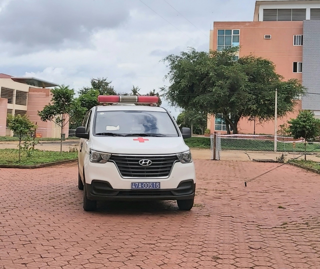 Chuyến xe đón 5 công dân đầu tiên từ Ea Kar vào khu cách ly.