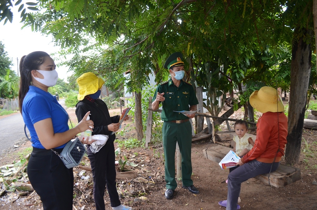 Cán bộ, chiến sĩ Đồn Biên phòng Sêrêpốk phối hợp với Đoàn xã Krông Na tuyên truyền phòng, chống dịch Covid-19
