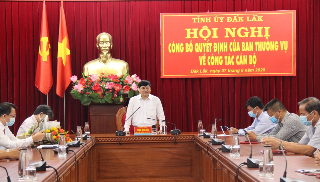 Phó Bí thư Thường trực Tỉnh ủy Phạm Minh Tấn phát biểu tại hội nghị