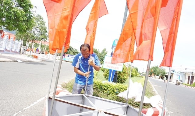 Các tuyến đường tại thị trấn Krông Kmar đang được trang trí để chào mừng đại hội.