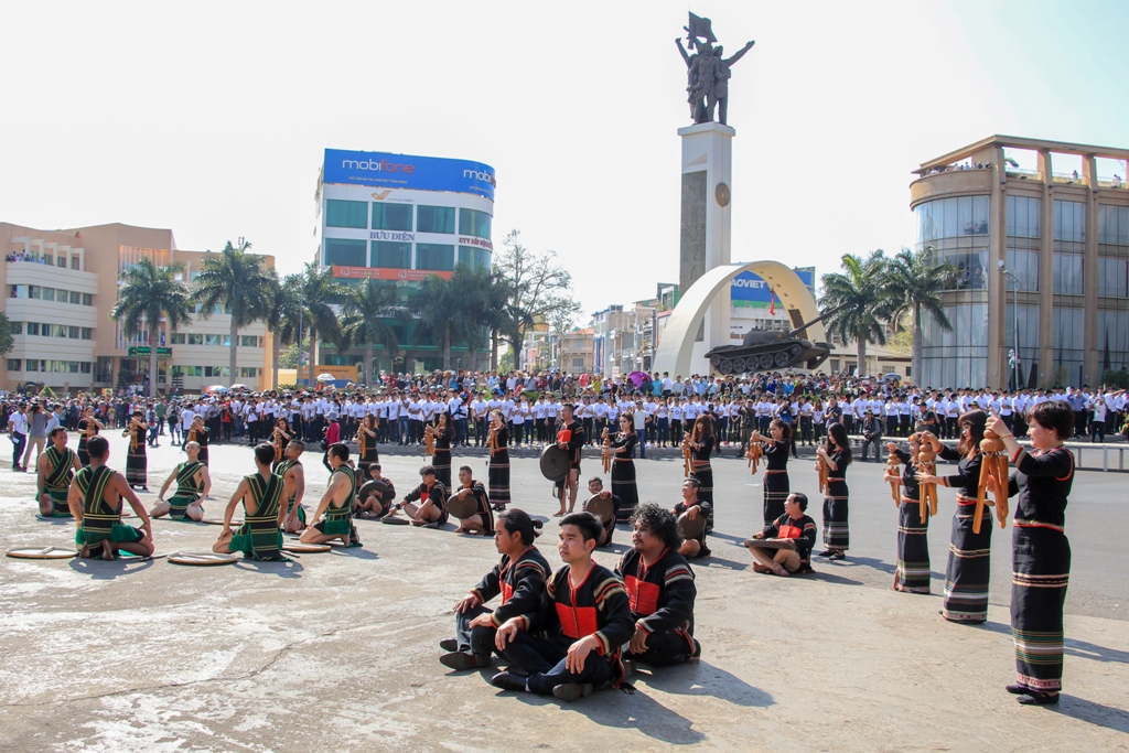 Múa trong Lễ hội mừng mùa  của người Sê Đăng được cách điệu  để trình diễn  tại Lễ hội Cà phê Buôn Ma Thuột  năm 2019.  Ảnh: Hoàng Gia
