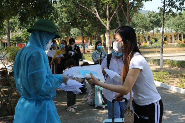 Công dân được hướng dẫn viết tờ khai y tế trước khi vào khu vực cách ly. (Ảnh minh họa)