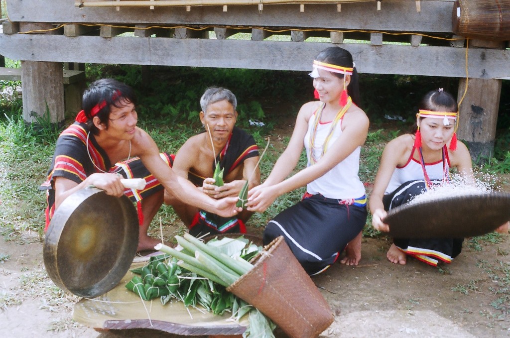 Bánh la roát còn là thông điệp gửi gắm, se duyên chồng vợ. 