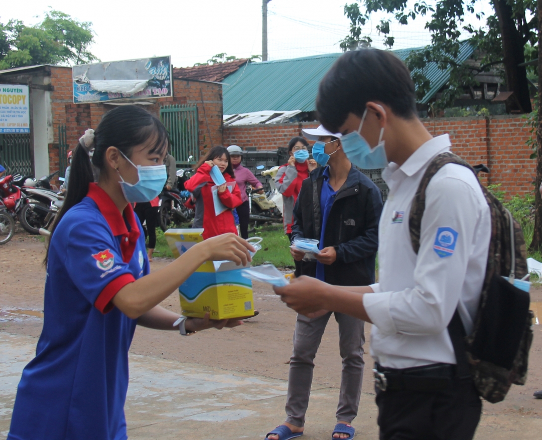 Thí sinh được phát khẩu trang y tế miễn phí