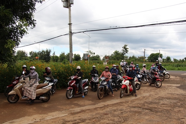 Các bậc phụ hunh đến tương đối sớm để kịp thời hỏi han, động viên con em mình sau buổi thi