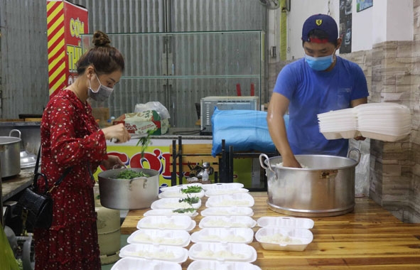 Chị Dương Thị  Thúy chuẩn bị cơm để tặng người dân tại các khu cách ly.  