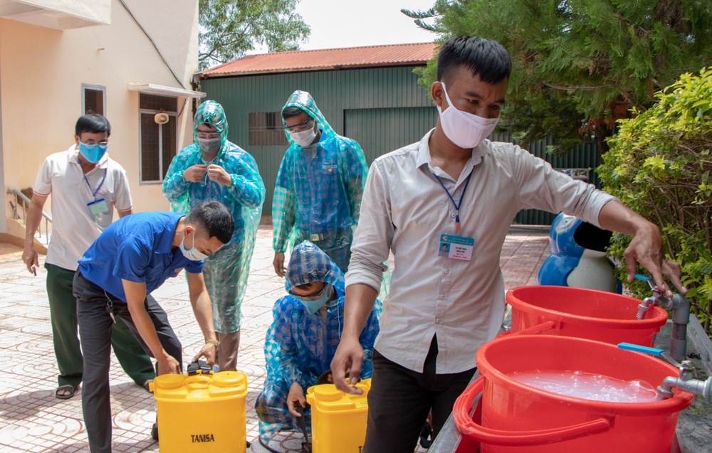 Các tình nguyện viên huyện Buôn Đôn chuẩn bị công tác xịt phòng dịch covid-19