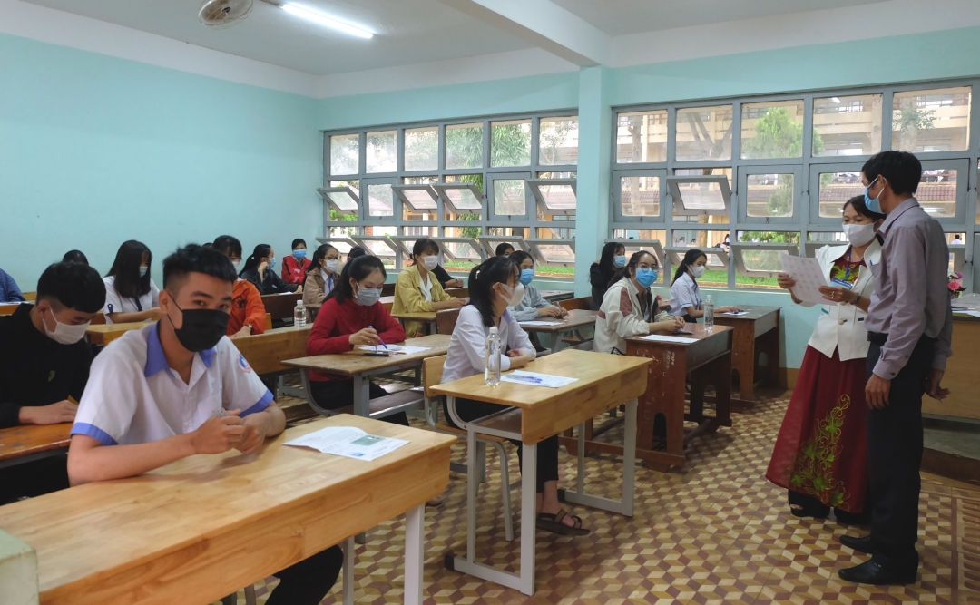 Thí sinh tại điểm thi Trường THPT Nguyễn Bỉnh Khiêm (huyện Krông Pắc) trước giờ thi môn Ngoại ngữ 
