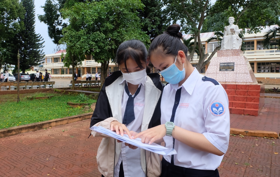 Thí sinh trao đổi bài sau khi hoàn thành môn thi cuối.