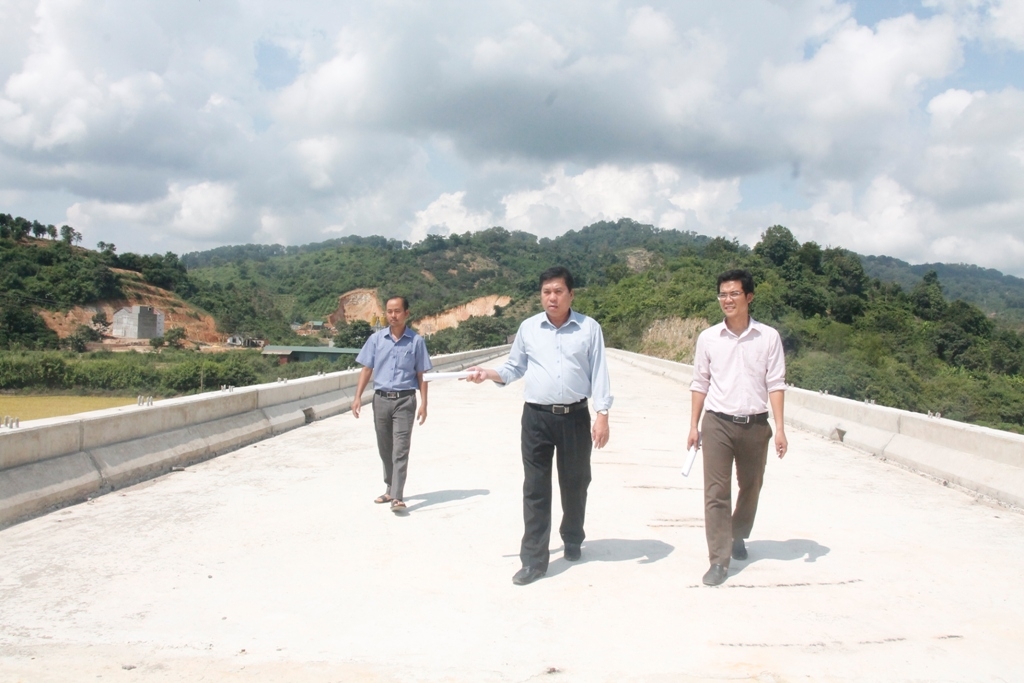 Bí thư Huyện ủy Krông Ana Nguyễn Kính (giữa) cùng lãnh đạo các phòng, ban của huyện thăm công trình cầu vượt sông Krông Ana.