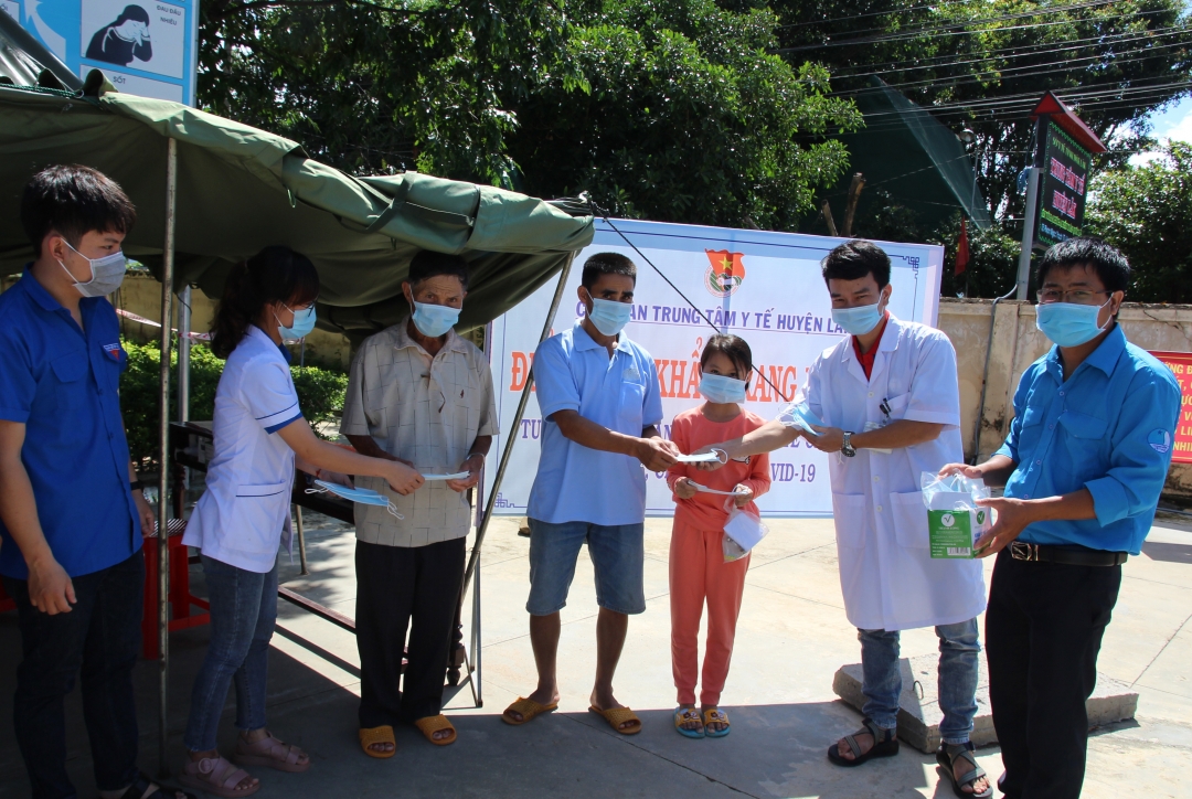 Đoàn viên thanh niên của Chi đoàn Trung tâm Y tế huyện Lắk tặng khẩu trang y tế cho người dân.