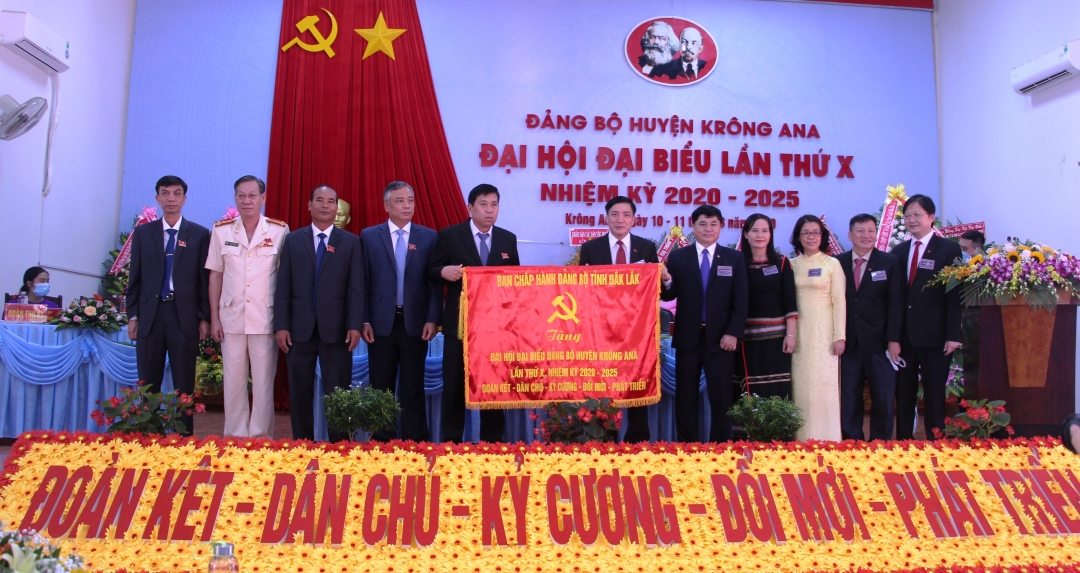 Ban Chấp hành Đảng bộ tỉnh tặng bức trướng chúc mừng đại hội