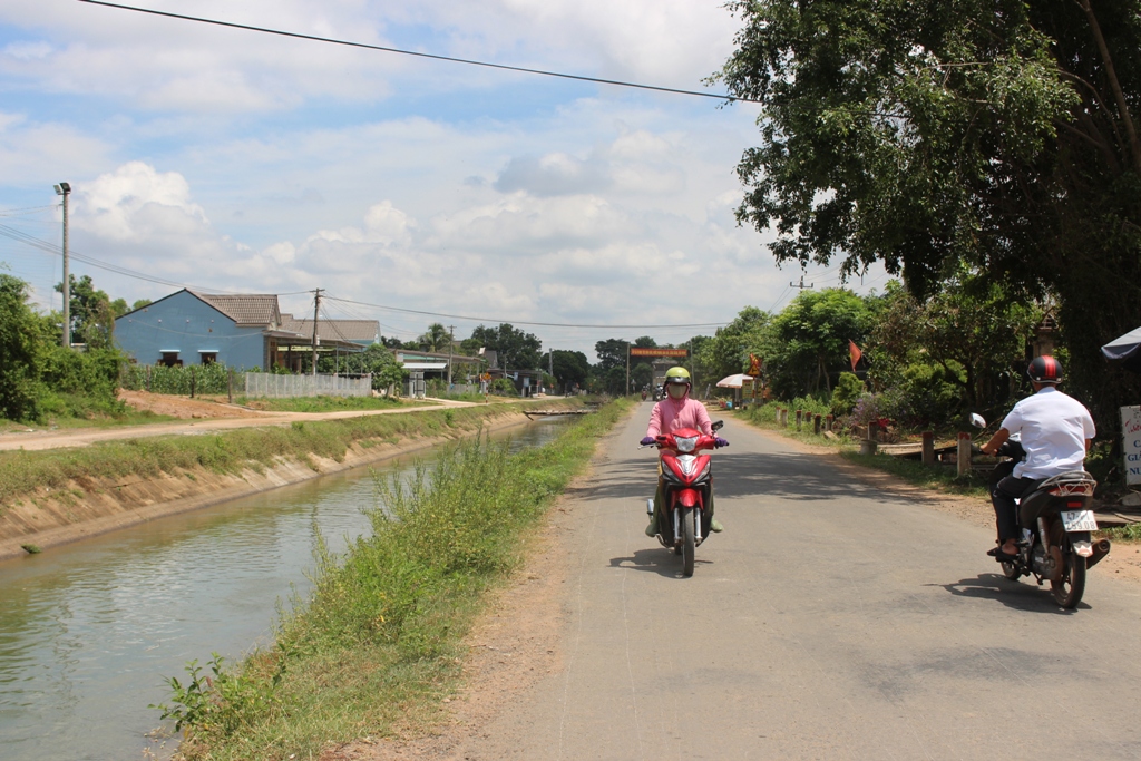 Trục đường  giao thông  và hệ thống kênh mương trên địa bàn  xã Ea Bung được đầu tư  xây dựng,  tạo điều kiện để địa phương phát triển  kinh tế, xã hội.   Ảnh: Q.Anh