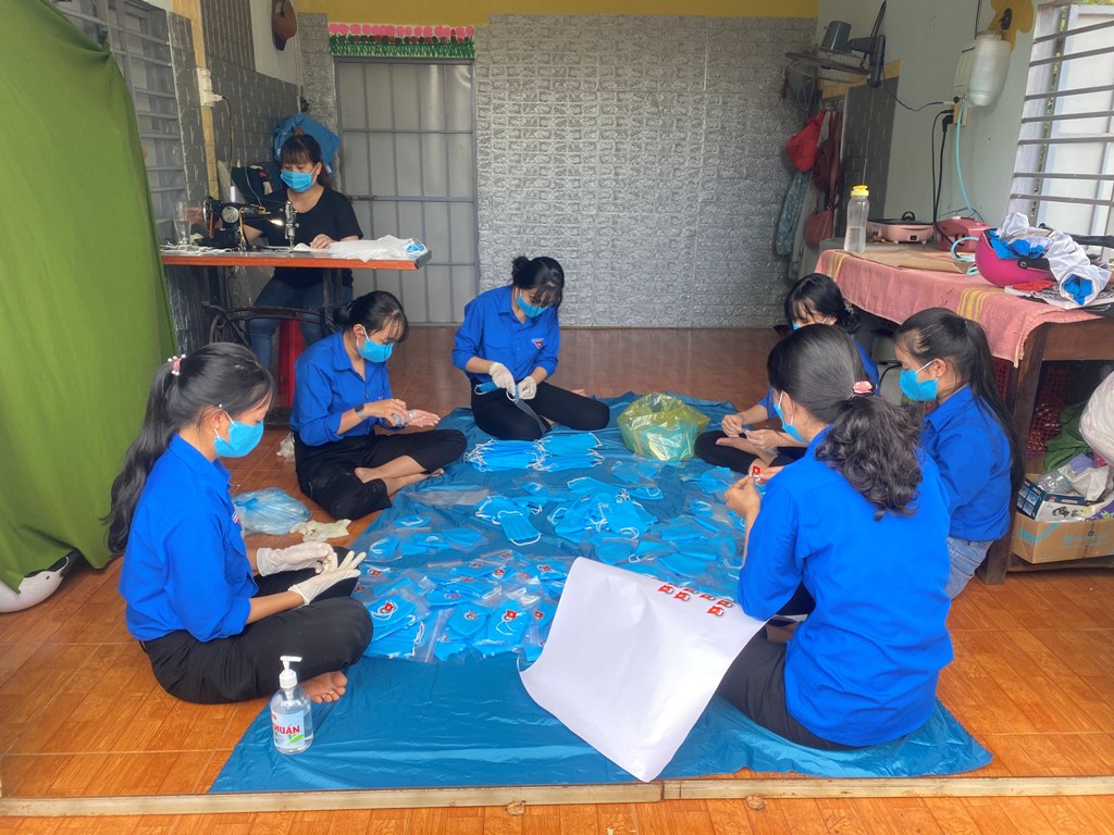 Đoàn viên, thanh niên huyện Cư Mgar may khẩu trang vải để phát miễn phí cho người dân.  Ảnh: Đ. Lan