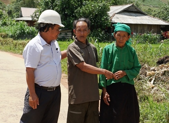 Bí thư Đảng ủy, Chủ tịch UBND xã Cư Pui Nguyễn Văn Tâm (bìa trái) thường xuyên thăm hỏi, động viên quần chúng nhân dân trên địa bàn xã.  Bí thư Đảng ủy, Chủ tịch UBND xã Cư Pui Nguyễn Văn Tâm (bìa trái) thường xuyên thăm hỏi, động viên quần chúng nhân dân trên địa bàn xã.  