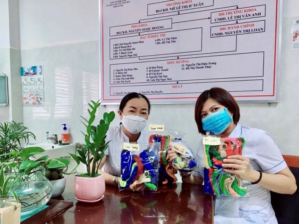 Những chiếc “tai giả” được Hội Phụ nữ cơ sở Phòng Thanh tra (Công an tỉnh) gửi tặng các y, bác sĩ Bệnh viện Đa khoa vùng Tây Nguyên.