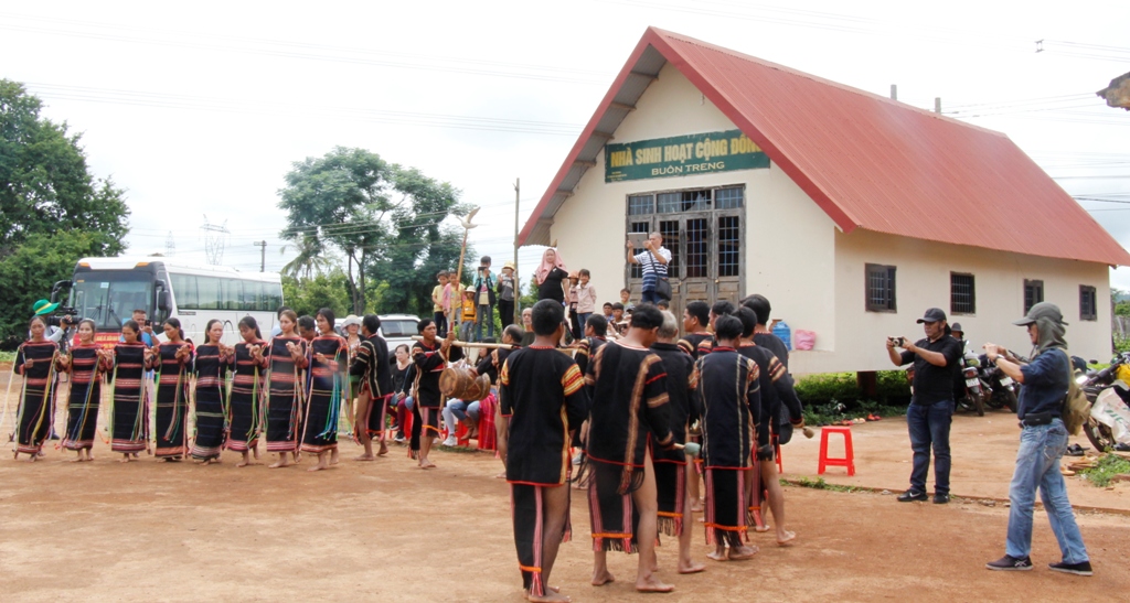 Các trại viên Trại sáng tác đi thực tế tại huyện Ea Hleo.
