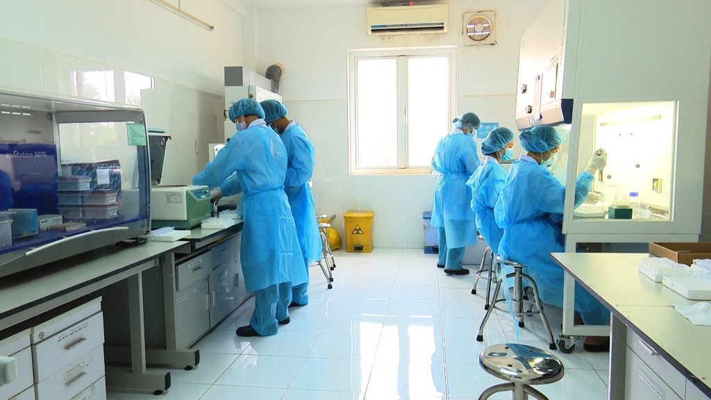 Các nhân viên xét nghiệm của Khoa Vi rút tiến hành chiết xuất RNA của vi rút Sars-CoV-2 từ các mẫu bệnh phẩm.