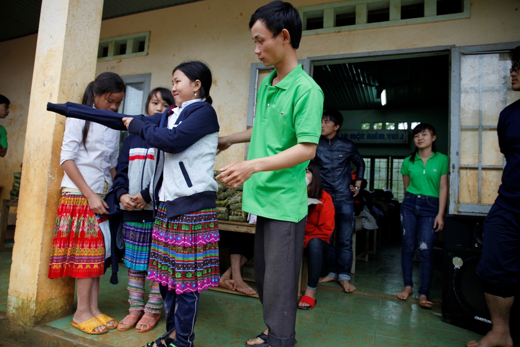Anh Hoàng Thái An tham gia chương trình trao áo ấm tặng trẻ em nghèo  tại xã Cư Pui (huyện Krông Bông). 