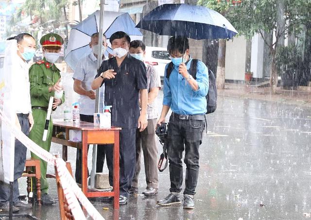  Ủy viên Trung ương Đảng, Bí thư  Tỉnh ủy Bùi Văn Cường thăm hỏi, động viên các lực lượng chức năng làm nhiệm vụ tại một điểm chốt chặn phòng, chống dịch Covid-19 trên địa bàn thành phố Buôn Ma Thuột. 