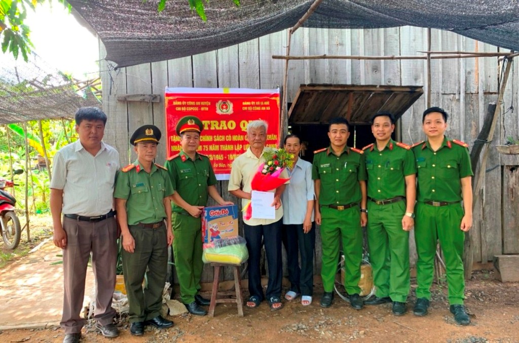 Đoàn công tác tặng quà cán bộ công an hưu trí hiện sinh sống trên địa bàn thôn 10, xã Ia R'vê