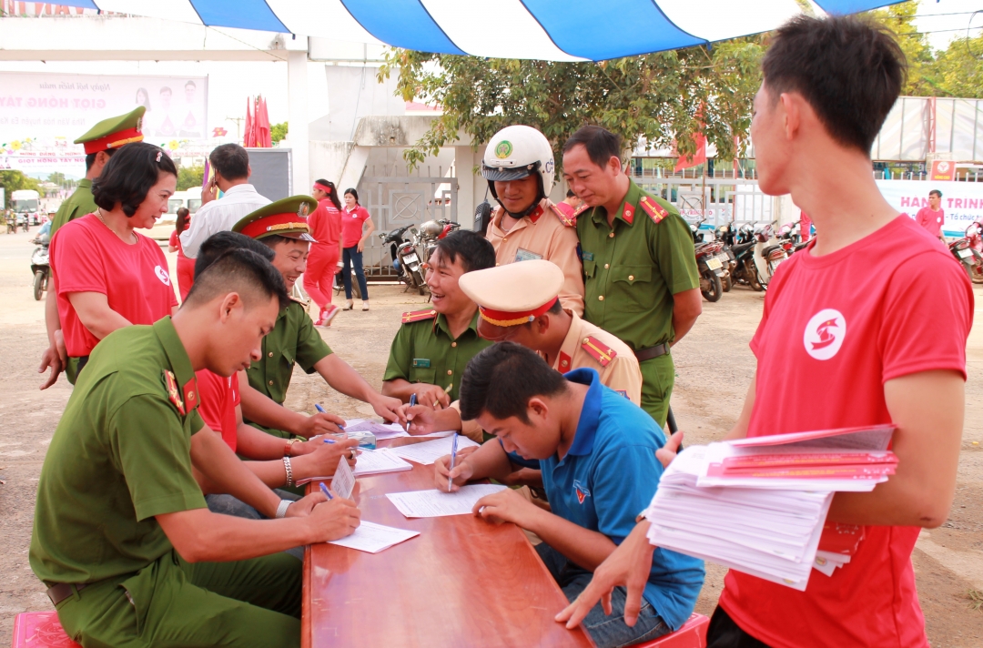 Cán bộ, chiến sĩ Công an huyện Ea Kar đăng ký tham gia hiến máu tình nguyện.  