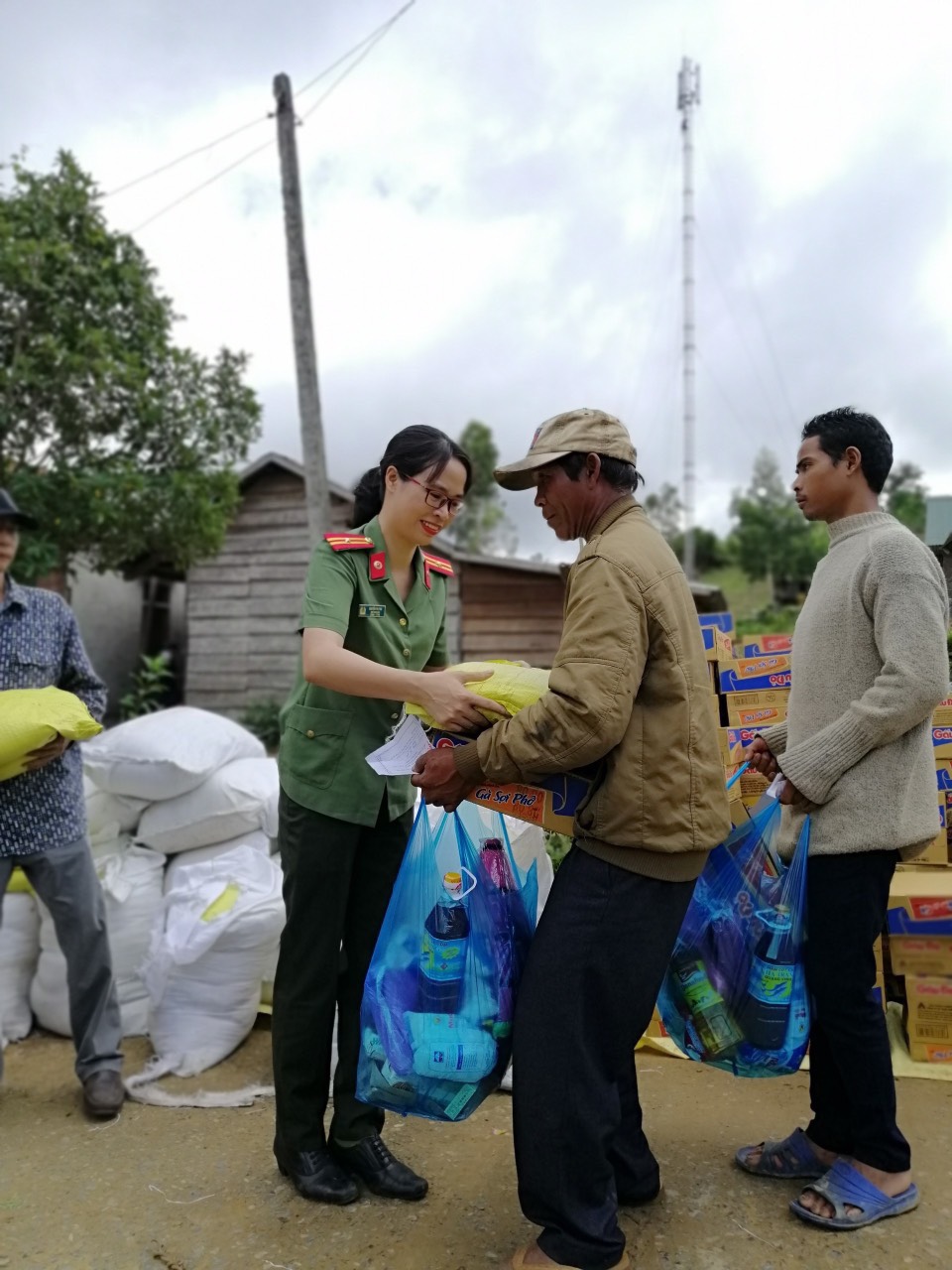 Chị Nguyễn Thị Thu trao quà tặng người nghèo. Ảnh:  Tuyết Mai