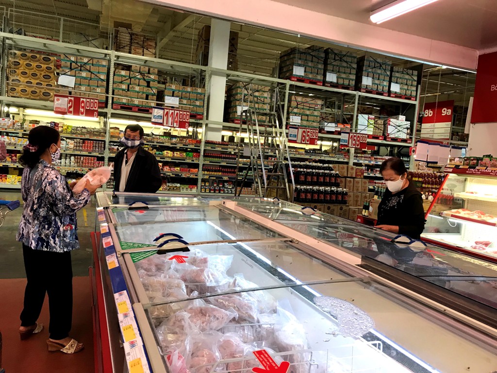 Khách chọn mua thịt nhập khẩu tại siêu thị MM Mega Martket Buôn Ma Thuột.   