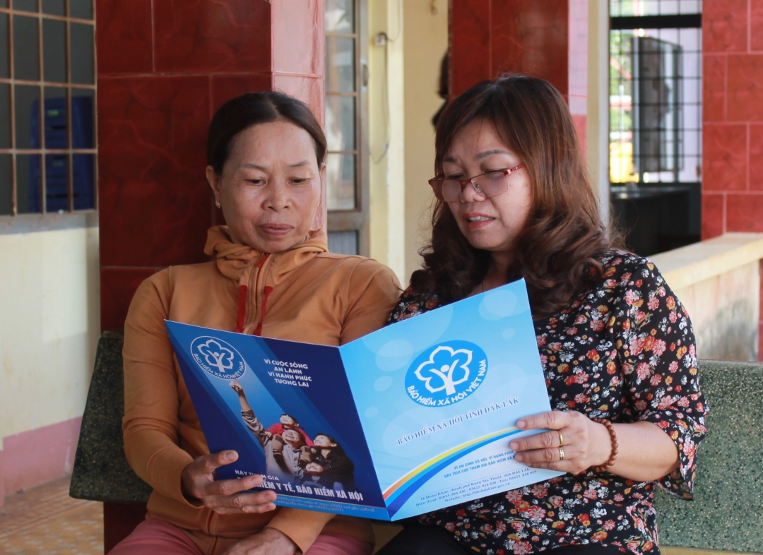 Đại lý thu BHXH, BHYT ở xã Ea Ning, huyện Cư Kuin tuyên truyền cho người dân trên địa bàn về lợi ích của việc tham gia BHXH tự nguyện.