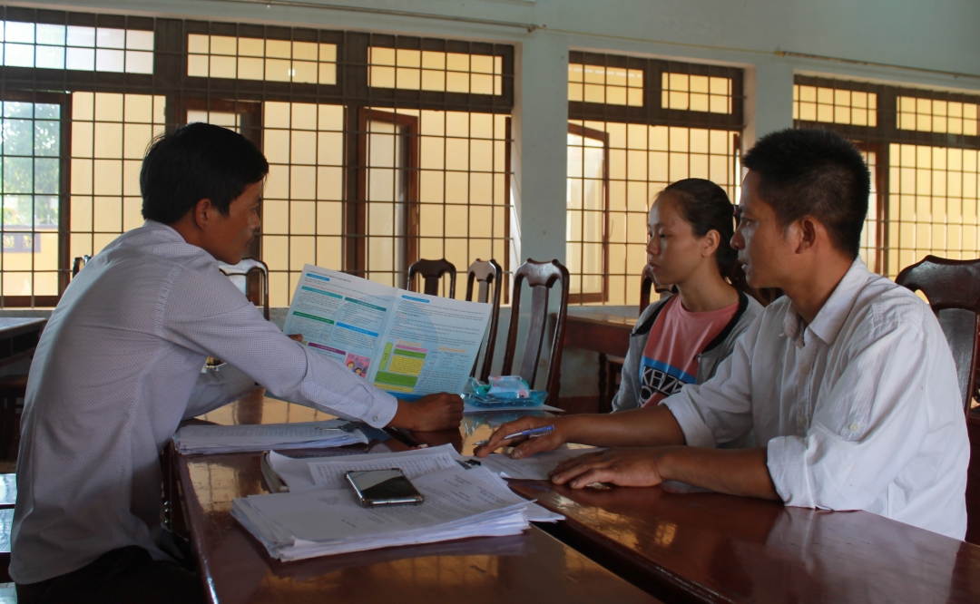 Người dân xã Ea Hu (huyện Cư Kuin) đang được tư vấn lựa chọn mức đóng phù hợp khi tham gia BHXH tự nguyện