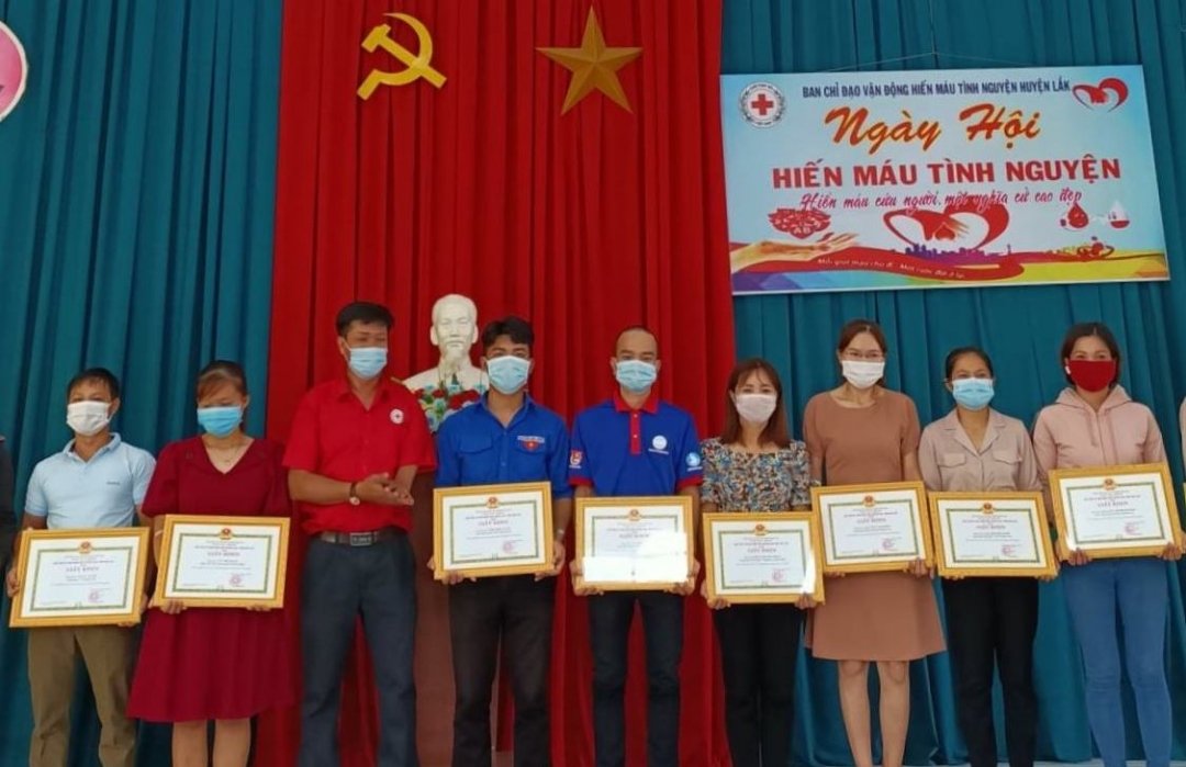 Các tình nguyện viên có thành tích tiêu biểu được nhận giấy khen của UBND huyện Lắk.