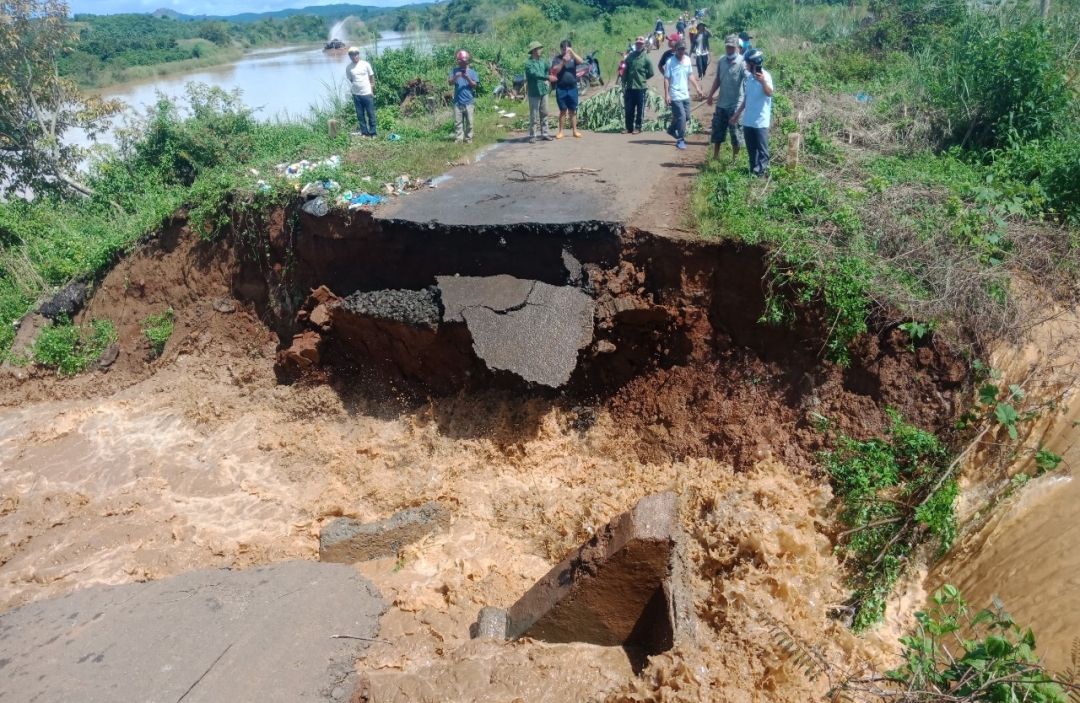 Điểm sạt lở giao thông nghiêm trọng ở xã Ea Rbin.    Ảnh: Thuận Dung