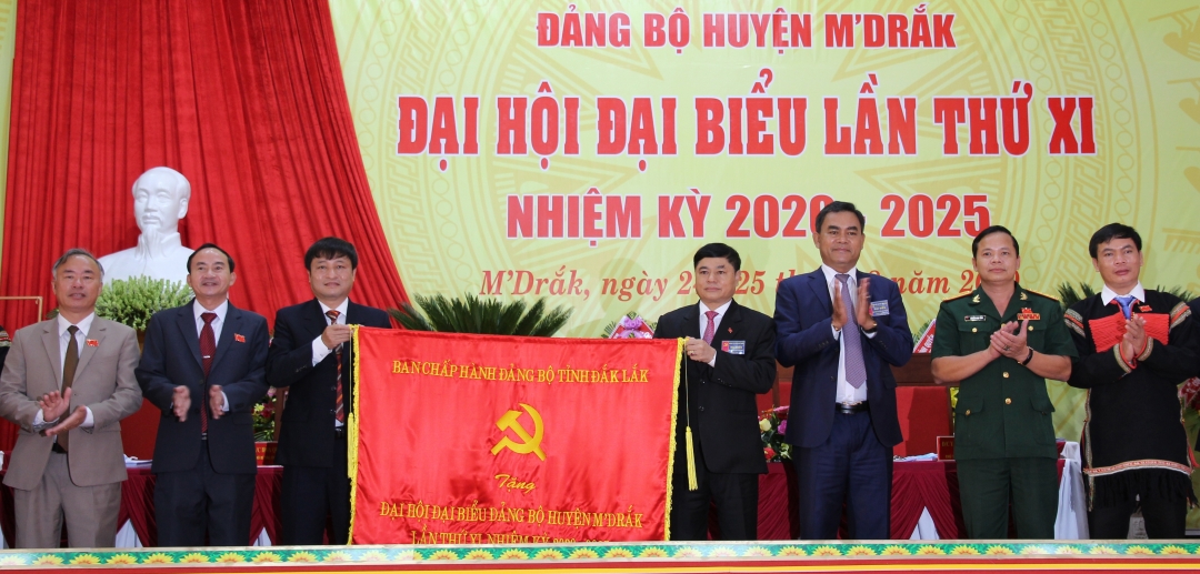 Các đồng chí lãnh đạo tỉnh trao bức trướng của Ban Chấp hành Đảng bộ tỉnh tặng đại hội.