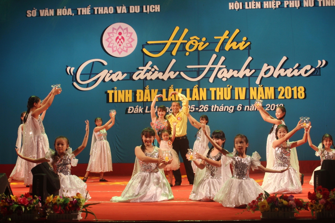   Các gia đình  tham gia  Hội thi  "Gia đình  hạnh phúc"  do Sở Văn hóa, Thể thao  và Du lịch  phối hợp với Hội LHPN tỉnh  tổ chức. 