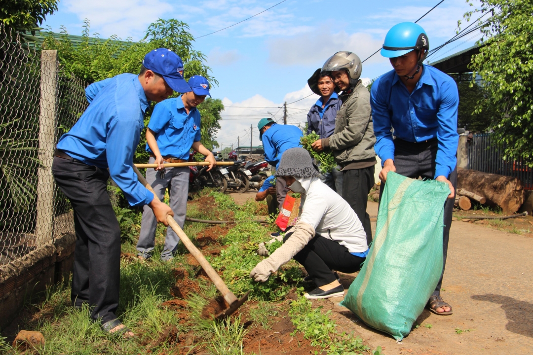 Đoàn viên, thanh niên trồng hoa ven đường nội thôn 5 (xã Ea Bar, huyện Buôn Đôn). Ảnh: C.Xin