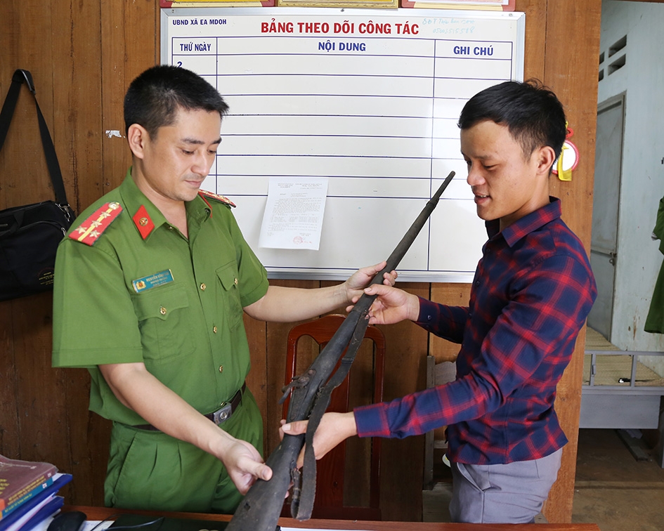 Người dân giao nộp vũ khí tự tạo cho Công an xã Ea M'droh. 