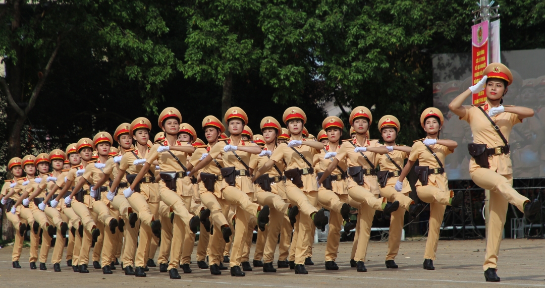 Nữ chiến sĩ công an tham gia diễu hành tại Hội thi điều hành, bắn súng, võ thuật CAND năm 2019. Ảnh: Duy Tiến