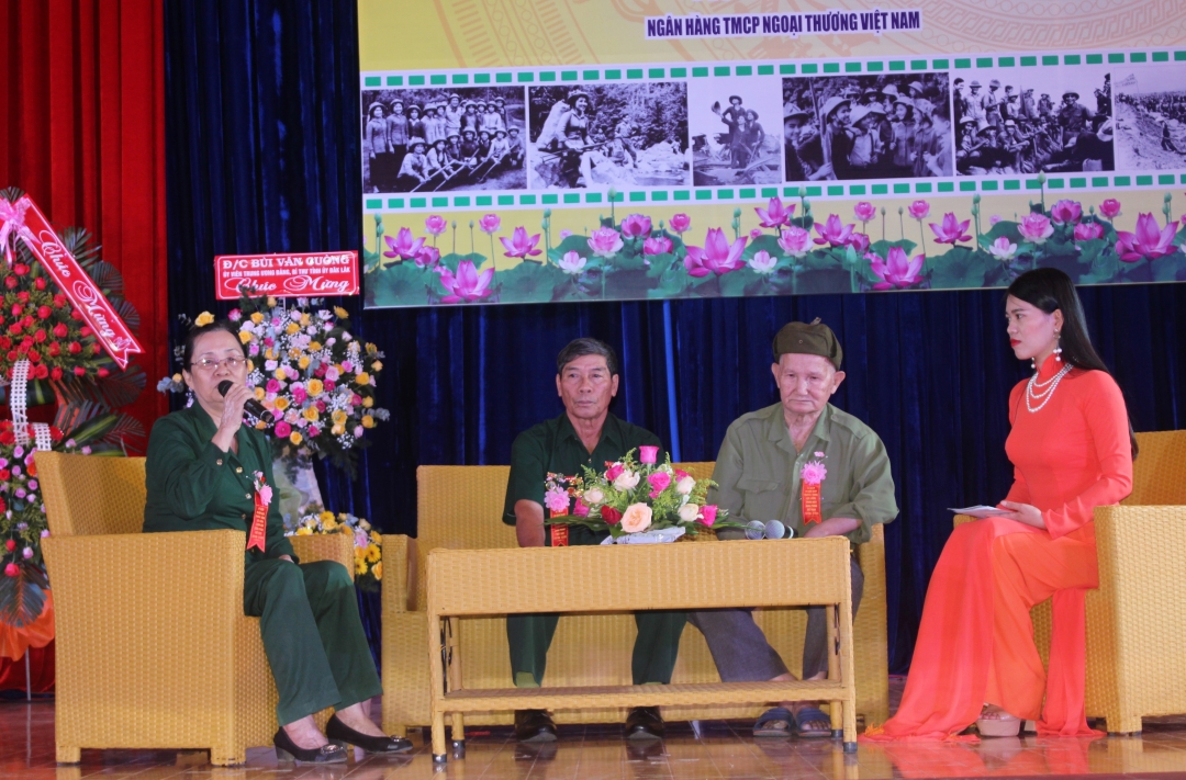 Cựu TNXP qua các thời kỳ tham gia giao lưu tại chương trình kỷ niệm 70 năm Ngày truyền thống lực lượng TNXP Việt Nam.  