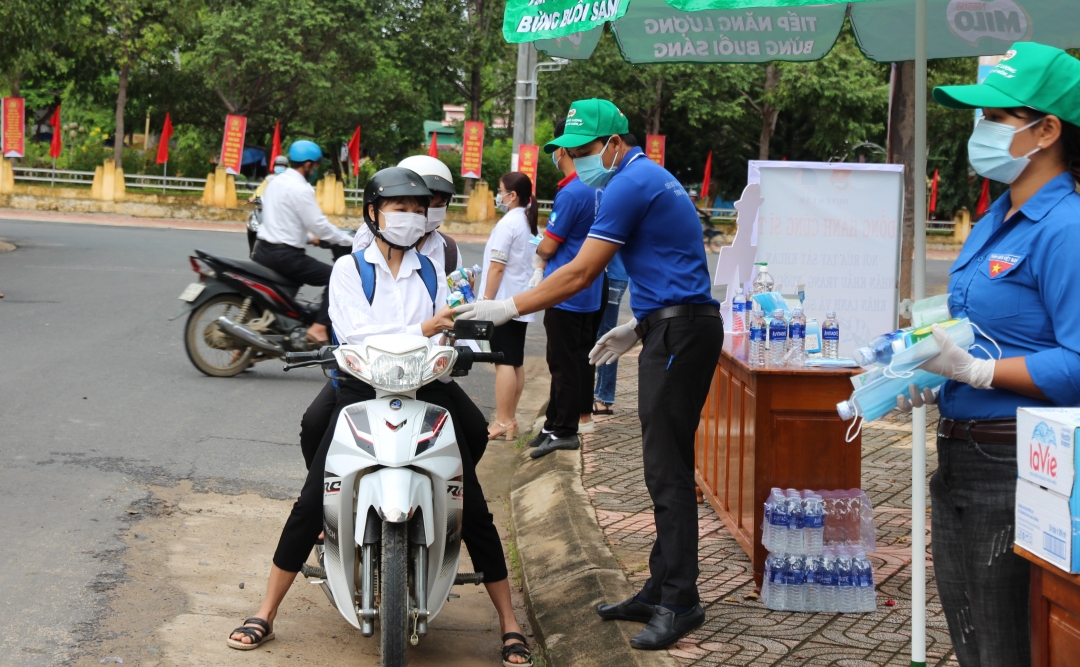 Các tình nguyện viên tham gia hỗ trợ cho các thí sinh tại huyện Lắk. 